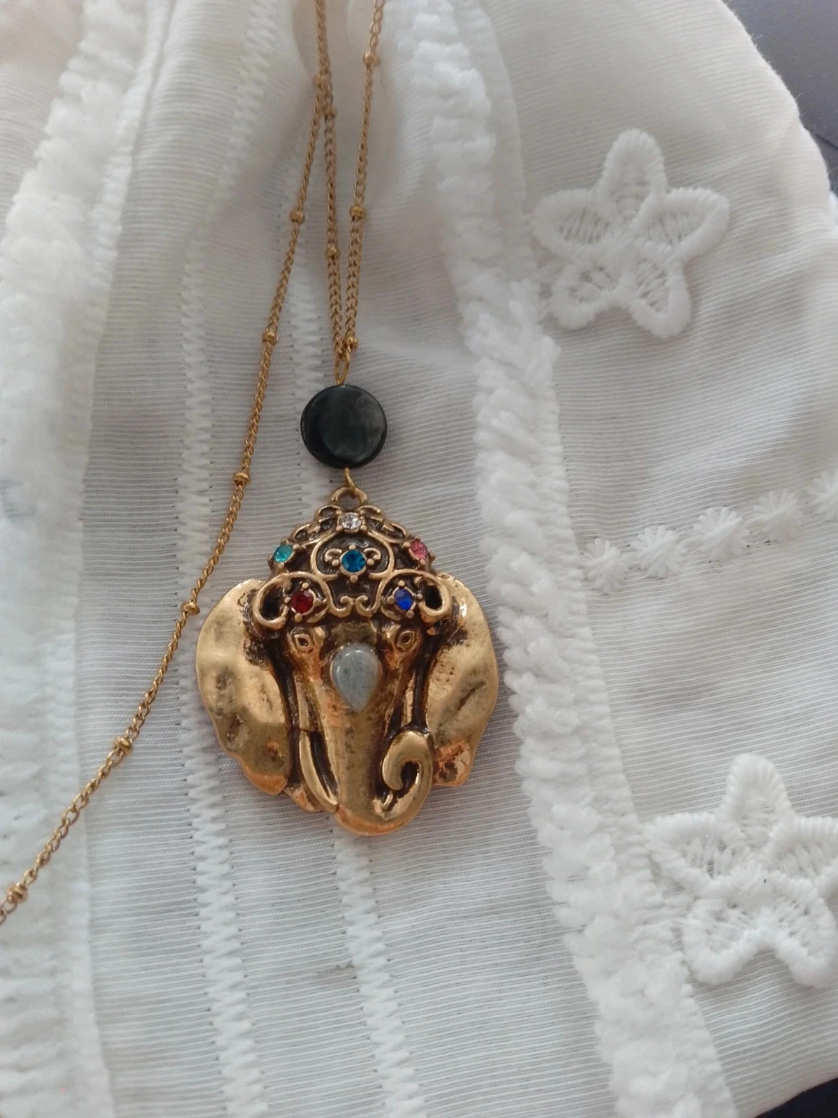 Collier tête d'éléphant doré avec pierres naturelles
